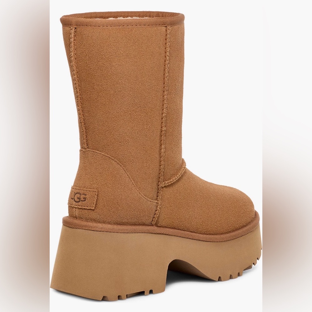 UGG®
Classic New
Heights Short
Boot (Women) NWB - Picture 2 of 6